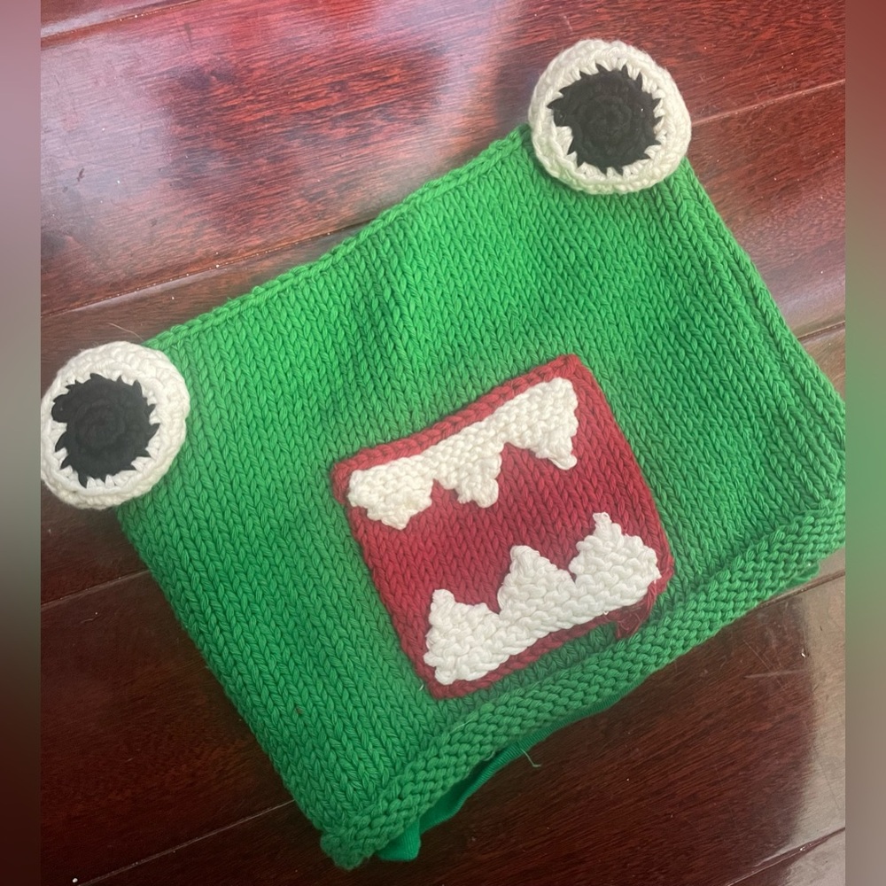 New Zooni Handknit hat beanie. Monster pattern. Super soft lining. Gator Costume